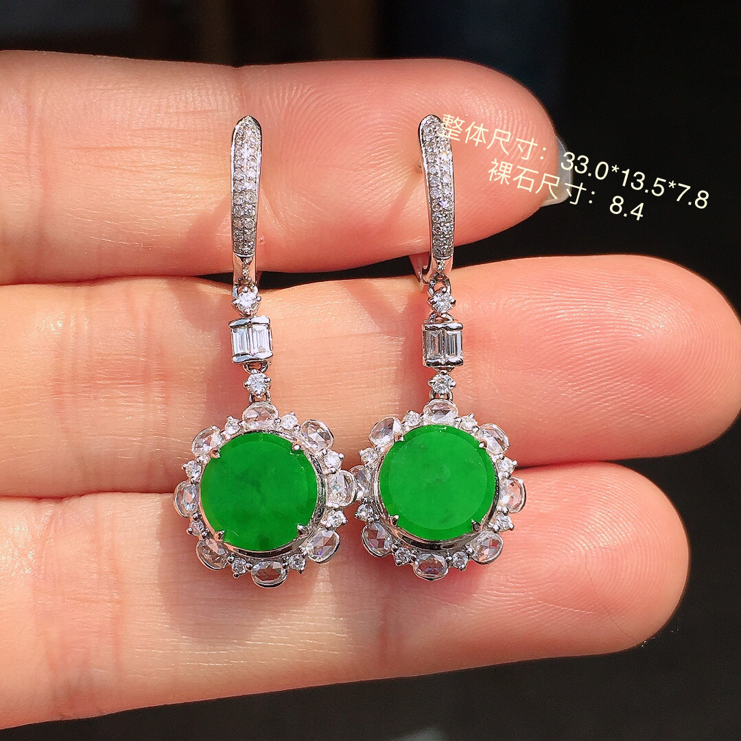 阳绿平安扣耳坠，色泽均匀艳丽，玉质细腻，荧光感超
强，饱满圆润，尽显优雅气质，18k
金豪华镶嵌