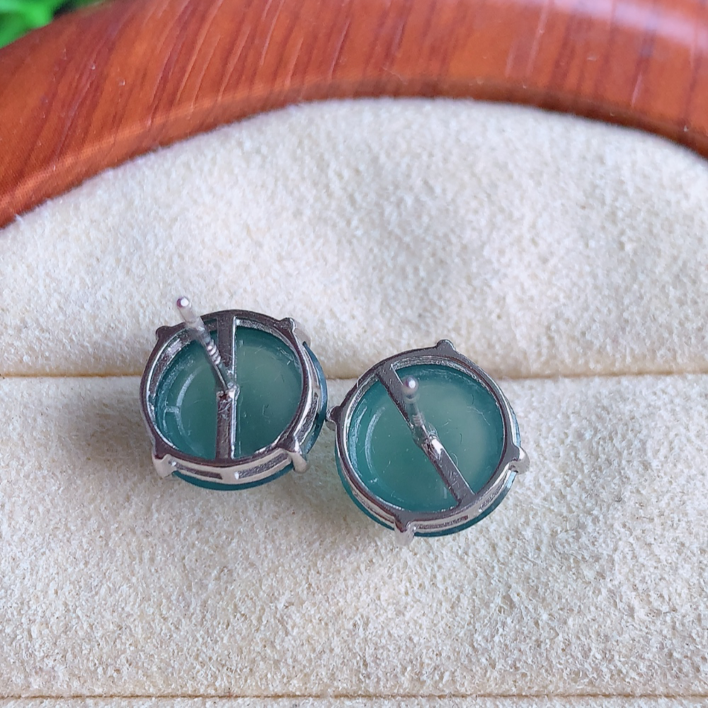 冰晴水翡翠925银镶嵌耳钉，自然光实拍，翠色灵动，颜色漂亮，种老水足，品相佳，佩戴佳品！W815.15  取一整体尺寸：10-6mm  裸石尺寸：10mm