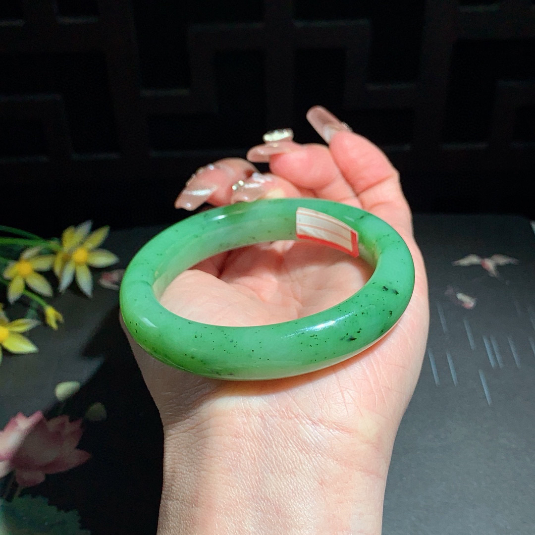 和田玉55.5圈口苹果绿碧玉手镯！玉质细腻油润 底色纯净 无裂无棉 脂粉好，品质高。