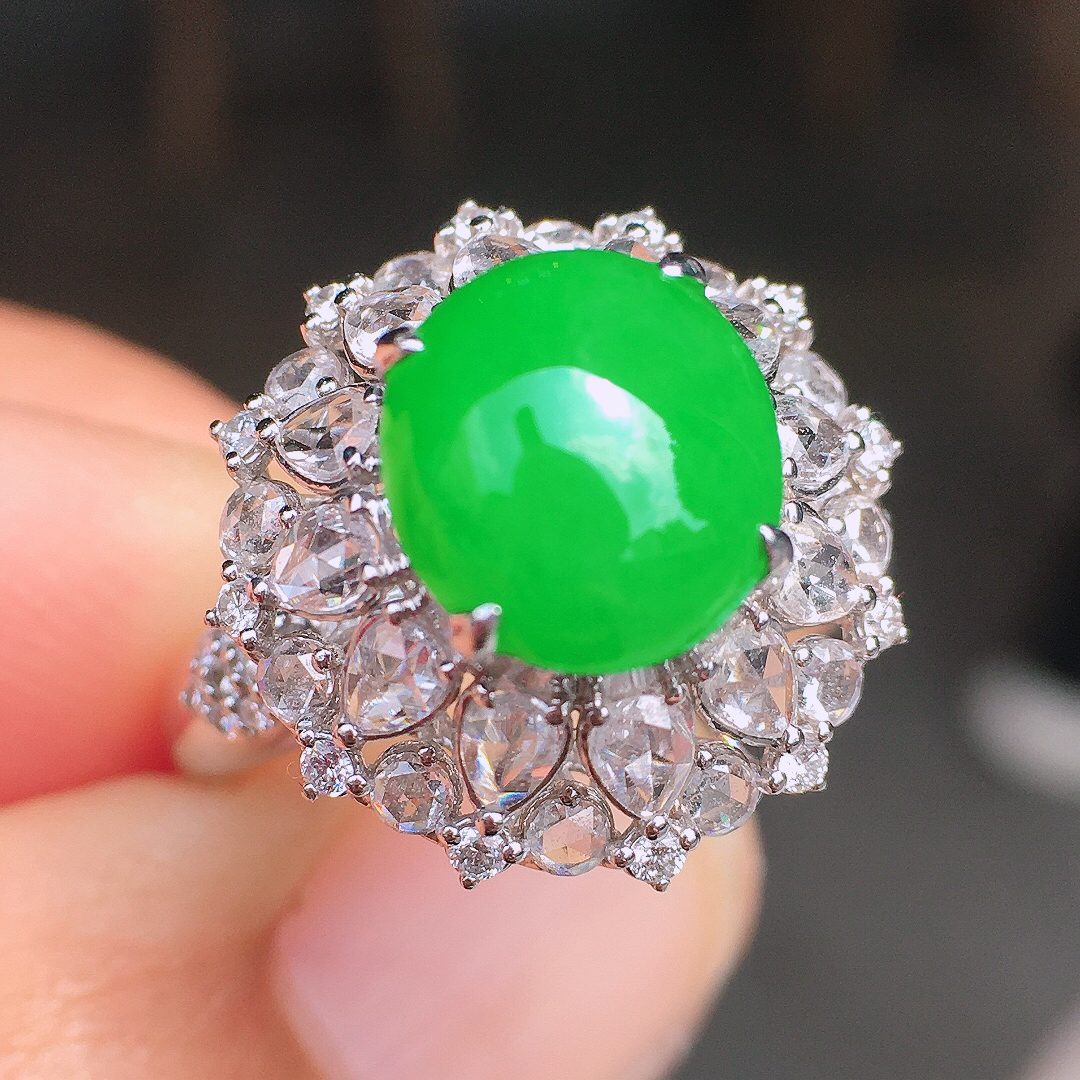 阳绿蛋面戒指，色泽均匀艳丽，玉质细腻，荧光感超
强，饱满圆润，尽显优雅气质，18k
金豪华镶嵌