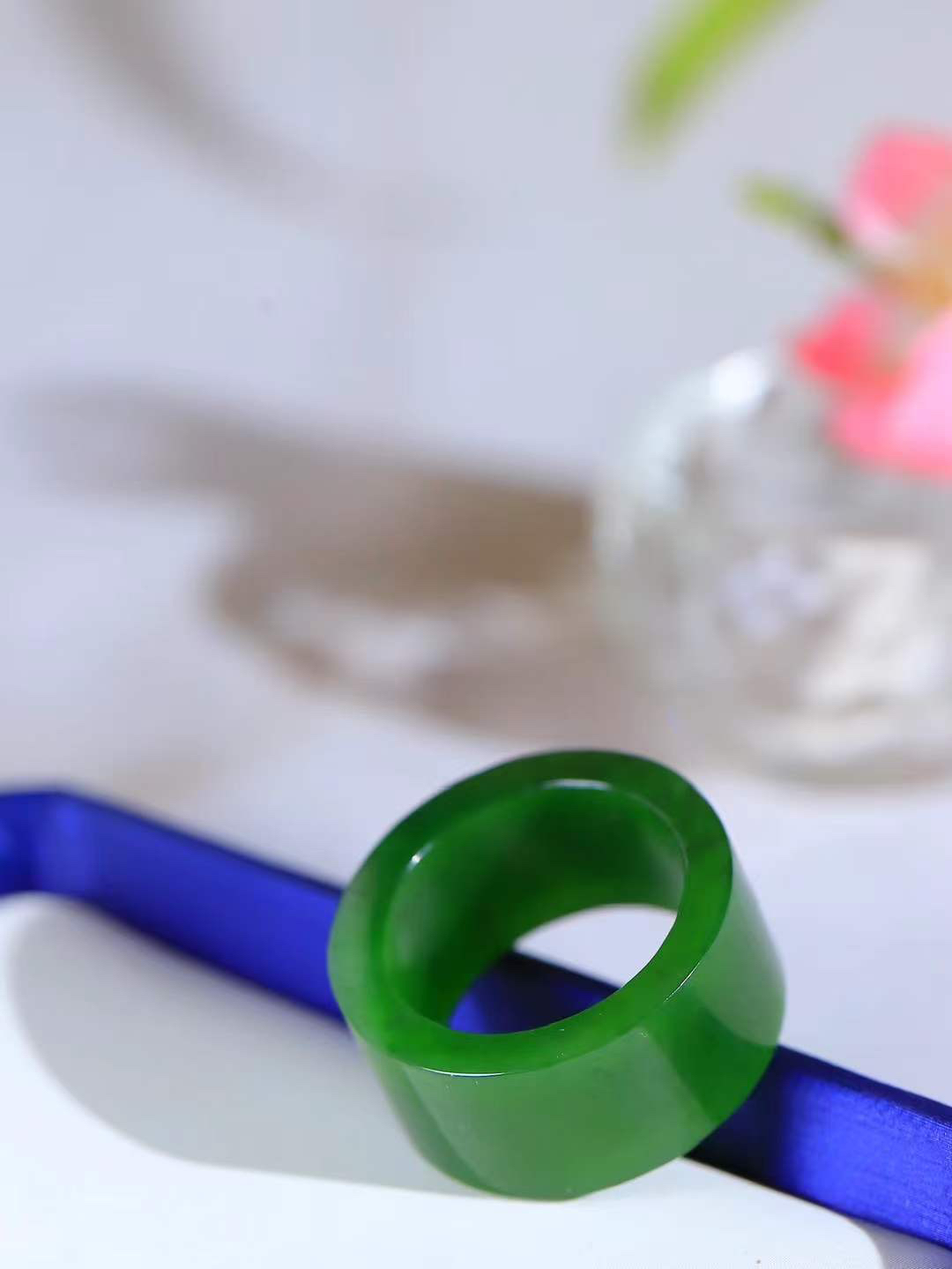 【古韵·扳指】

精品和田玉碧玉扳指，玉质温润，油润感十足， 整器古韵生辉。优雅高贵。运筹帷幄