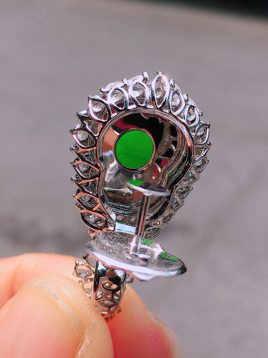 阳绿葫芦吊坠，色泽均匀艳丽，玉质细腻，荧光感超
强，饱满圆润，尽显优雅气质，18k
金豪华镶嵌