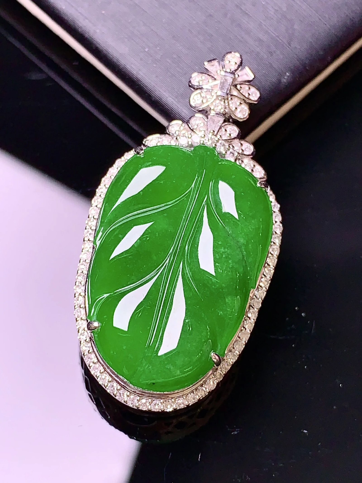 18k金钻镶嵌满绿树叶吊坠 玉质细腻 色泽清新艳丽 整体尺寸37.2*19*11.2