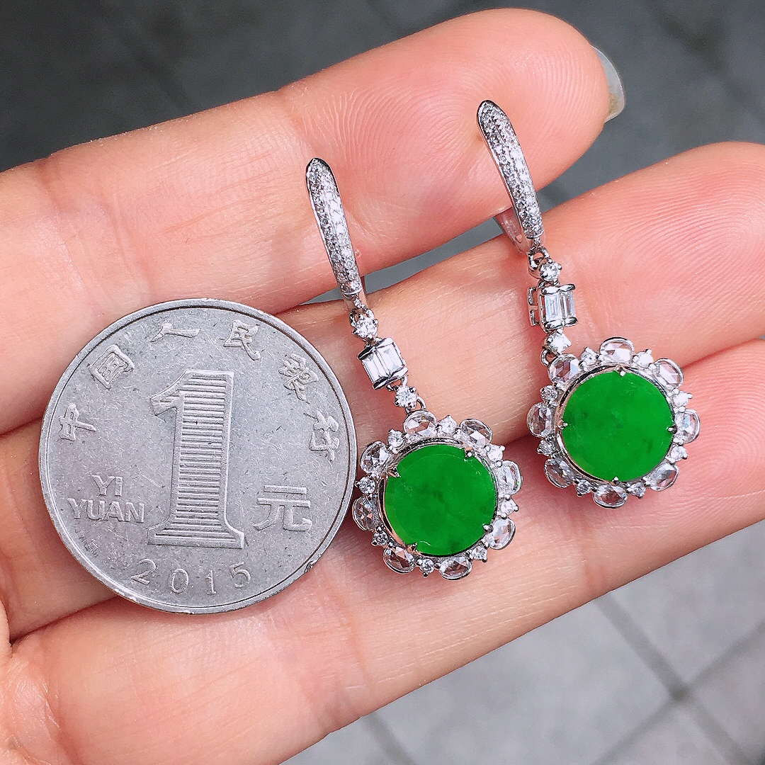 阳绿平安扣耳坠，色泽均匀艳丽，玉质细腻，荧光感超
强，饱满圆润，尽显优雅气质，18k
金豪华镶嵌