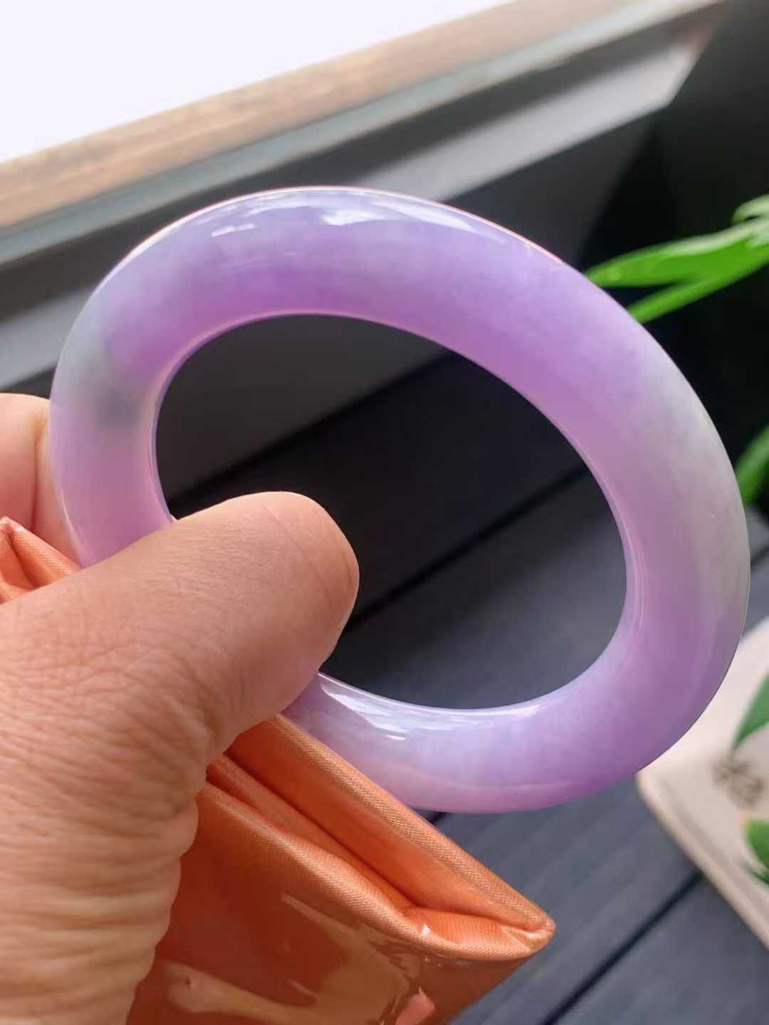 【翡翠名称】老种紫罗兰54.3圈口圆条手镯
【翡翠尺寸】54.3/11.6/11.6mm适合53.3-55.5正圈口佩戴
【翡翠描述】宝贝种老水足，玉质细腻，色泽靓丽，性价比高，佩戴效果好！
【其它赠送】权威证书/精美挂绳盒子/支持全国复检