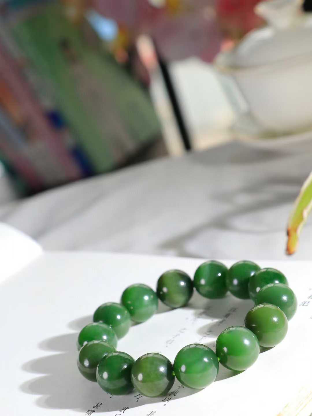 【福运绵延】

精品和田玉碧玉猫眼圆珠手串，承载着千年玉文化的深厚底蕴，寓意吉祥如意、福运绵长。每一