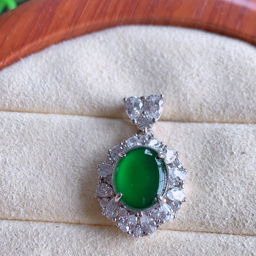 冰润满绿蛋面吊坠  玉质细润，翠绿色  沁人心脾 ，高档大气，镶嵌效果倍增，W815.15  整体尺寸：23-13.8-6.8mm  裸石尺寸： 9.8-7.8mm