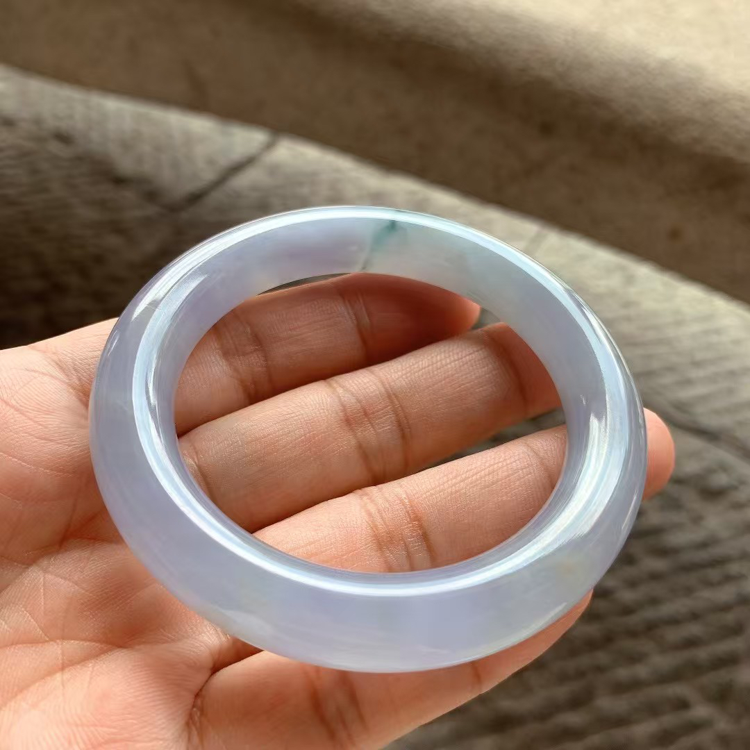 紫罗兰飘花圆条手镯尺寸54*10.5*11 种质细腻，温润柔和，紫色浓郁，花色清新，飘洒金黄翡！