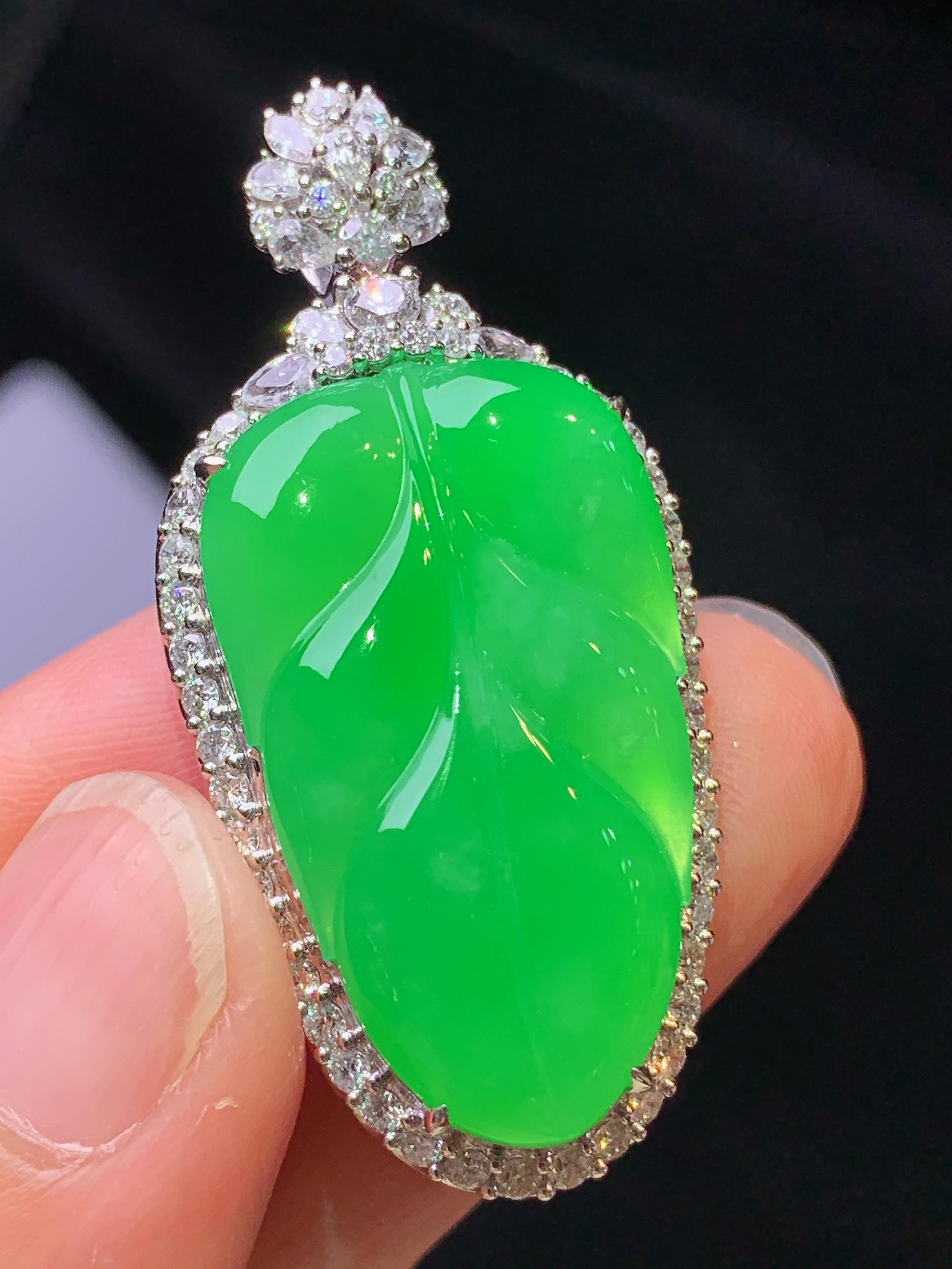 18k金钻镶嵌翠绿树叶吊坠 玉质细腻 色泽艳丽清新 水润亮眼 整体尺寸42.7*20.2*11.3m