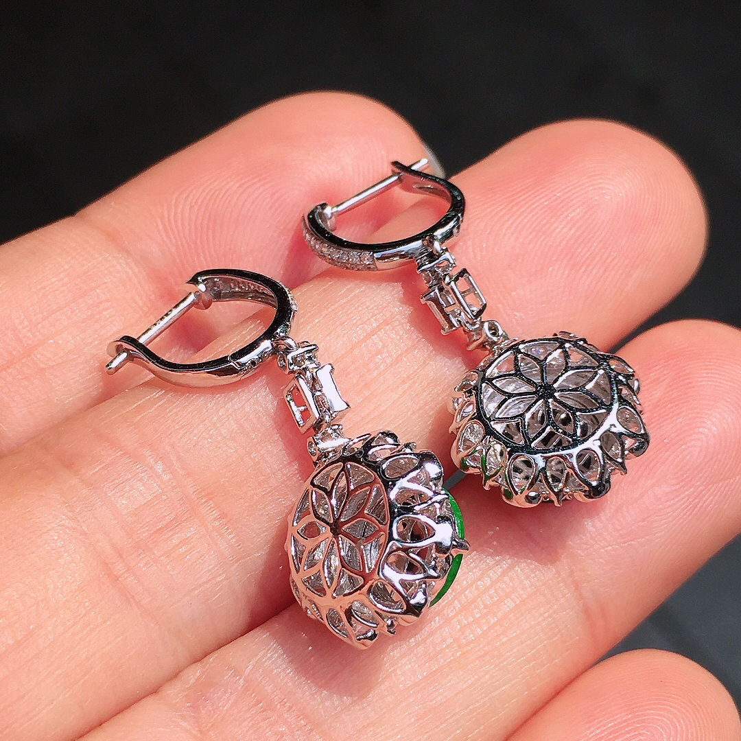 阳绿平安扣耳坠，色泽均匀艳丽，玉质细腻，荧光感超
强，饱满圆润，尽显优雅气质，18k
金豪华镶嵌