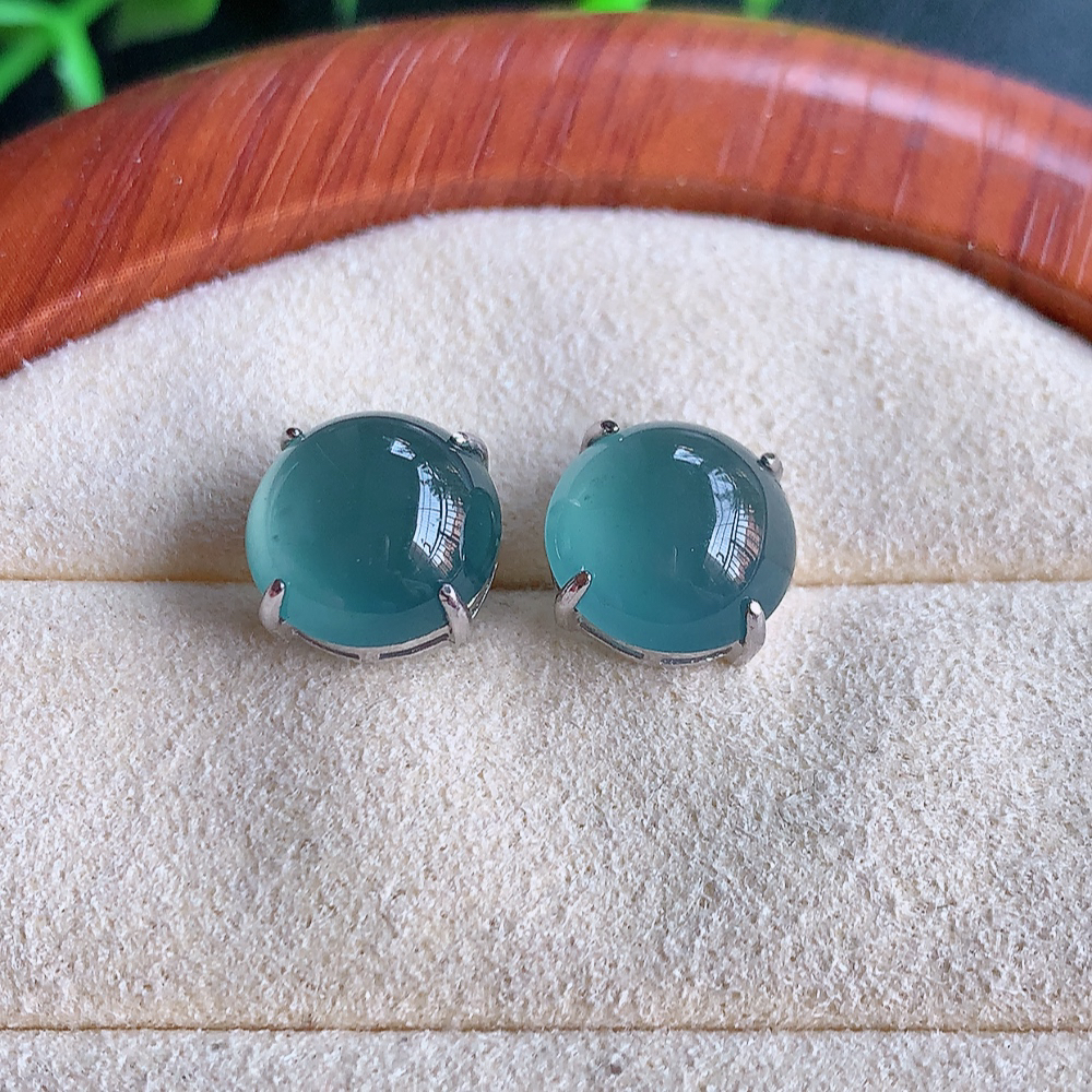 冰晴水翡翠925银镶嵌耳钉，自然光实拍，翠色灵动，颜色漂亮，种老水足，品相佳，佩戴佳品！W815.1