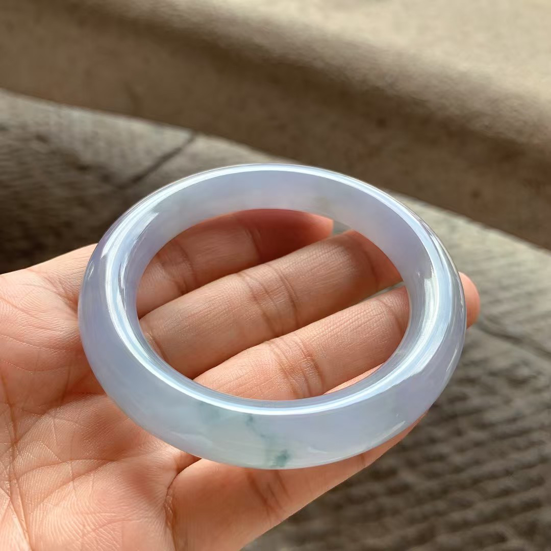 紫罗兰飘花圆条手镯尺寸54*10.5*11 种质细腻，温润柔和，紫色浓郁，花色清新，飘洒金黄翡！