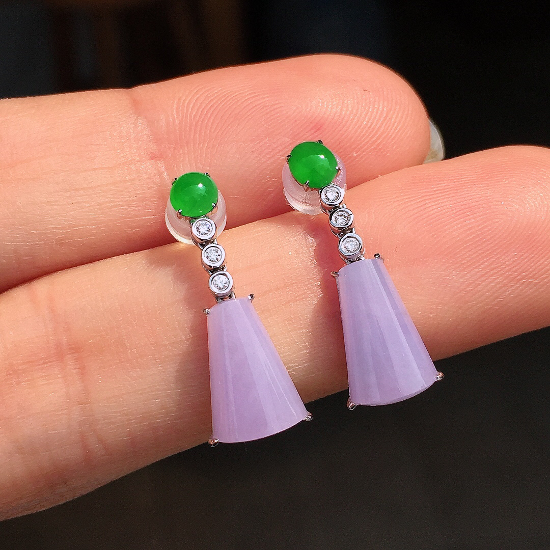 （紫+绿）二合一耳坠，色泽均匀艳丽，玉质细腻，荧光感超
强，饱满圆润，尽显优雅气质，18k
金豪华镶嵌