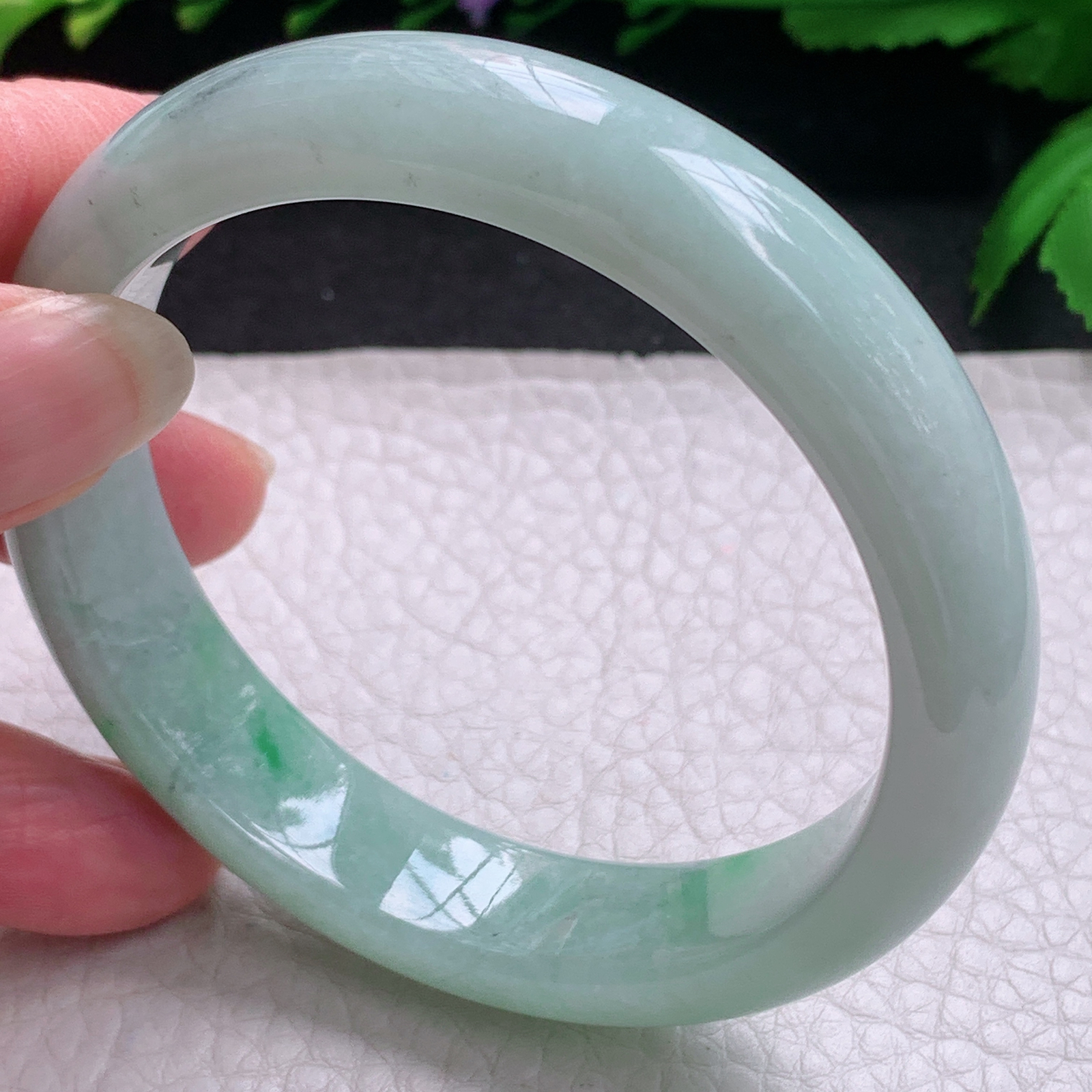 n清新款56*13*8平安镯 缅甸翡翠A货玉手镯精美阳绿飘乌鸡花宽边玉手镯