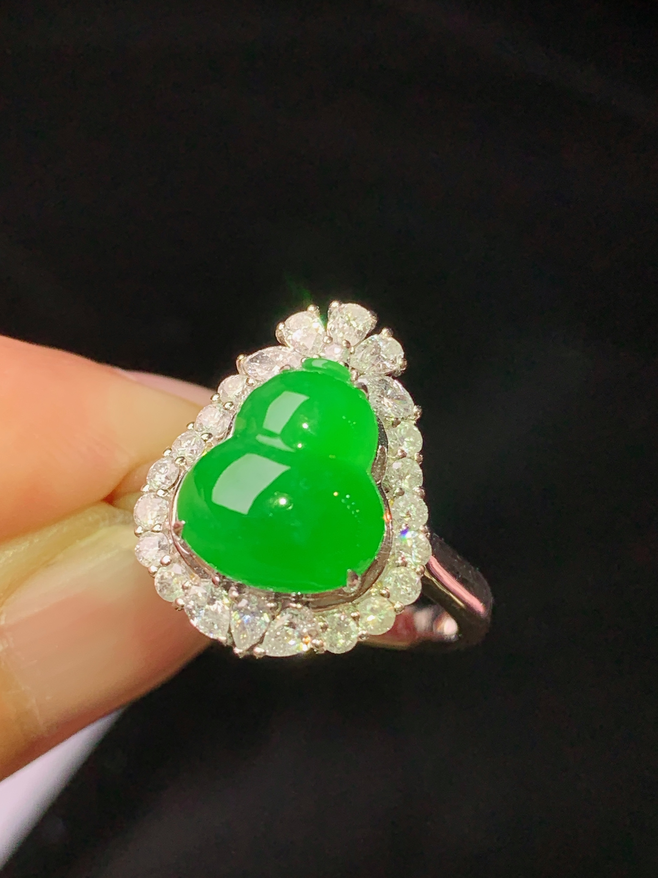 18k金钻镶嵌满绿葫芦戒指 玉质细腻 色泽艳丽清新 水润亮眼 圈口13.5 整体尺寸17*13.3*9h1