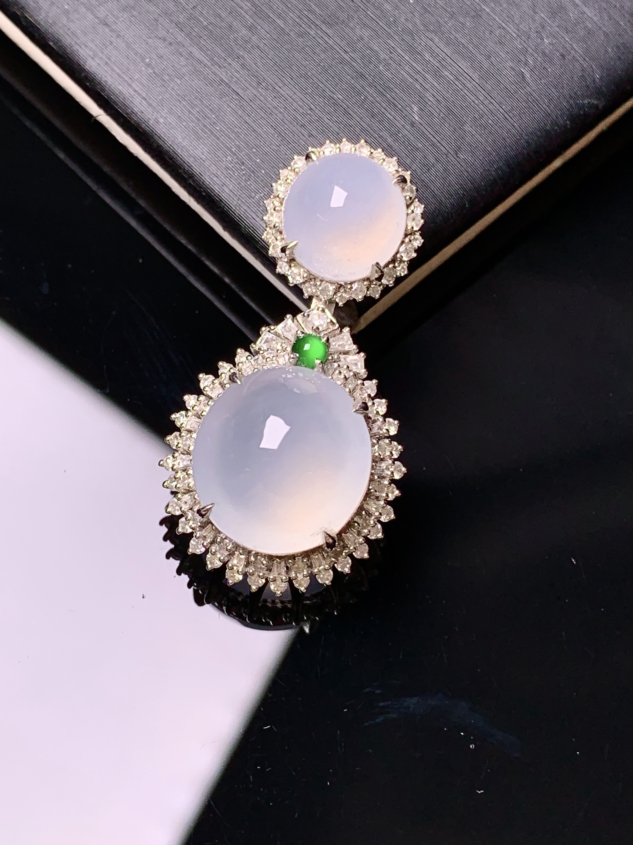 18k金钻镶嵌冰种蛋面吊坠 玉质细腻 色泽艳丽清新 水润亮眼 整体尺寸30.2*15.8*12t1