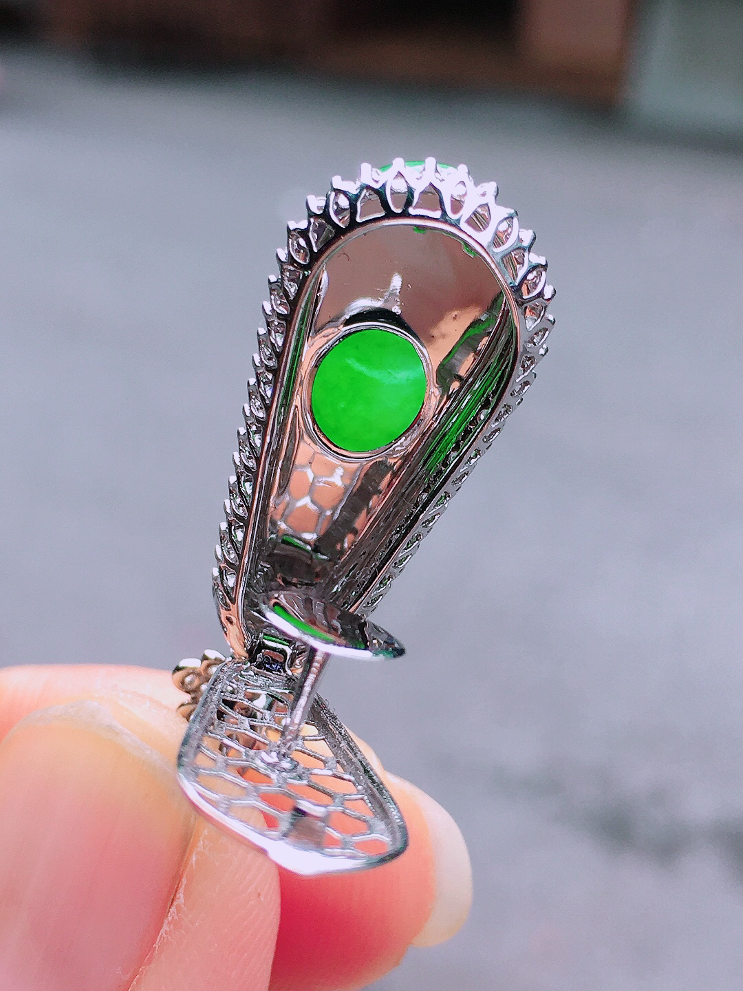 阳绿福豆吊坠，色泽均匀艳丽，玉质细腻，荧光感超
强，饱满圆润，尽显优雅气质，18k
金豪华镶嵌