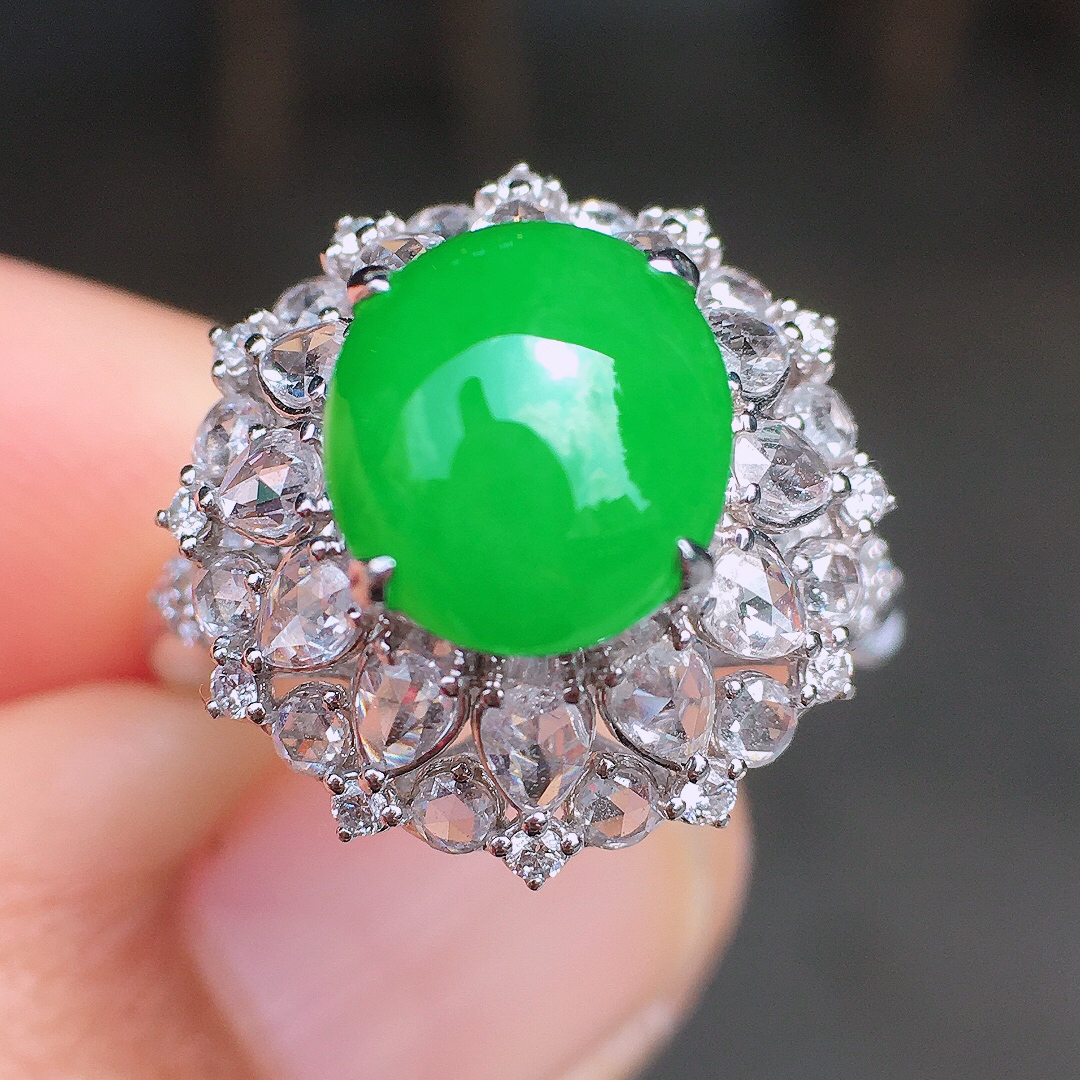 阳绿蛋面戒指，色泽均匀艳丽，玉质细腻，荧光感超
强，饱满圆润，尽显优雅气质，18k
金豪华镶嵌