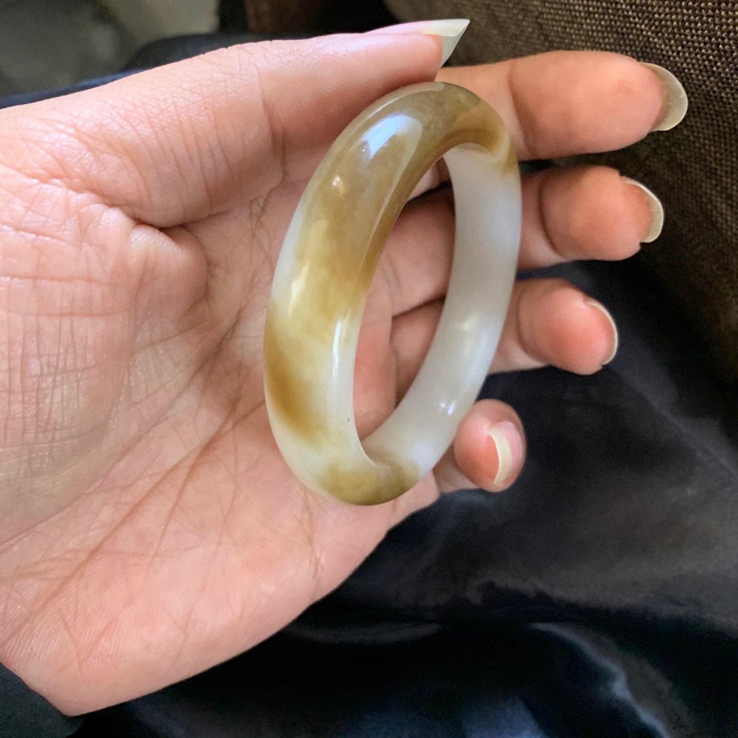 和田玉51.2圈口且末糖料手镯，镯型古朴典雅。在诗情画意的雨巷相遇，你是我腕间的一抹风情，有你眸有深情.清风荡漾湖间静水，我愿俯身低眉，在烟波涟漪处寻你