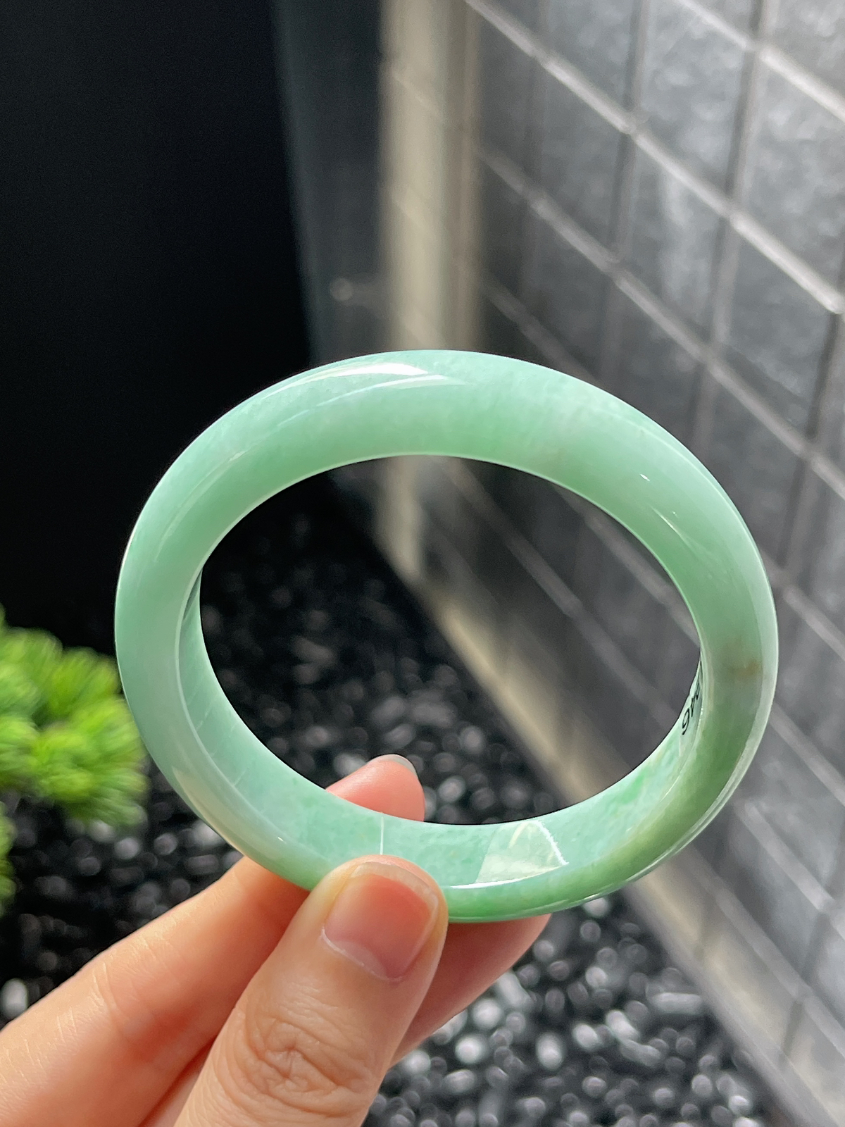 正圈54圈口，翡翠糯化种淡绿色手镯