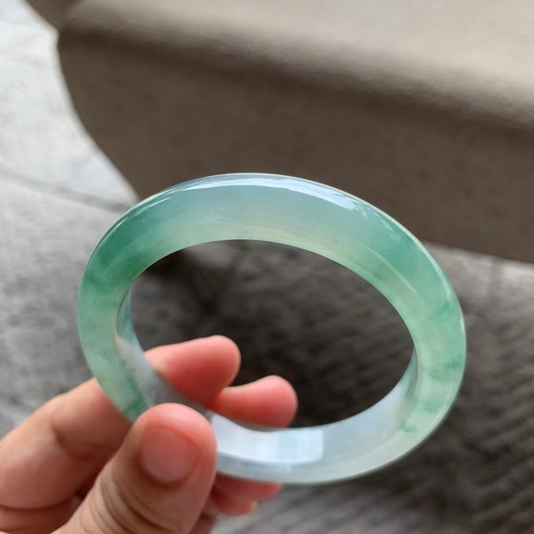 飘绿花正圈手镯尺寸56*11.3*8.8 老种通透，温润柔和，水润光泽，绿花鲜亮，灵动清雅！