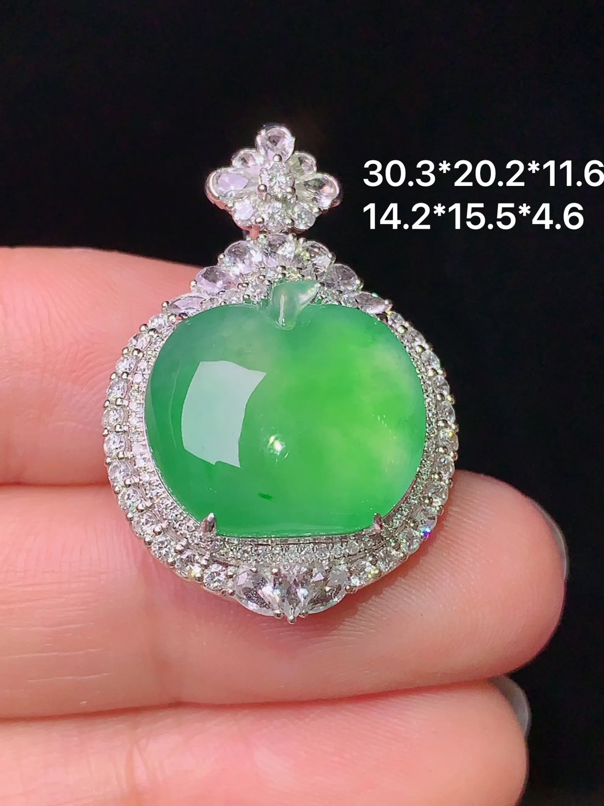 18k金钻镶嵌翠绿苹果吊坠 玉质细腻 水润亮眼  整体尺寸30.3*20.2*11.6