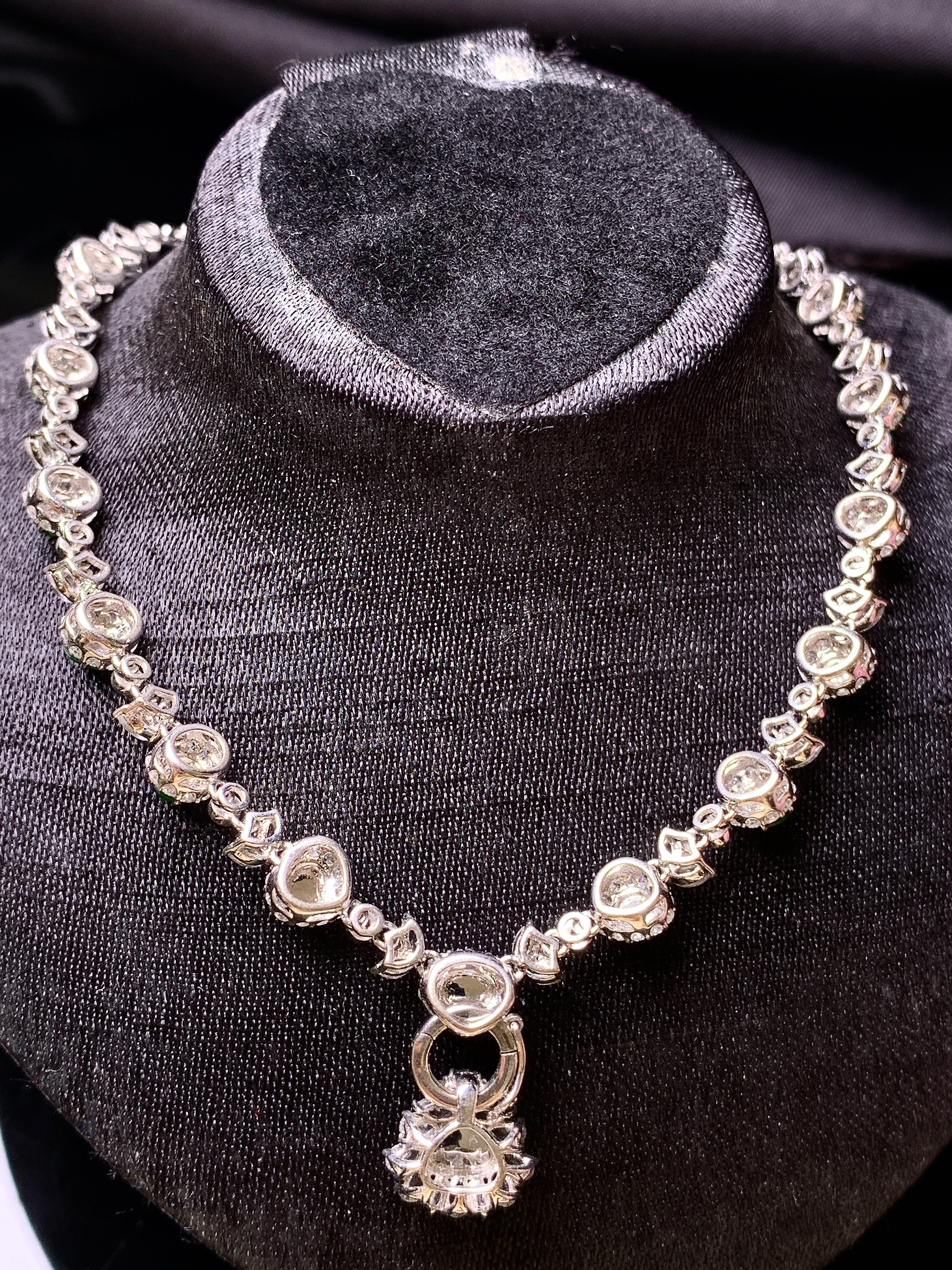 18k金钻镶嵌满绿蛋面锁骨项链 玉质细腻 色泽艳丽清新 水润亮眼 整体尺寸78*9*5.5m4