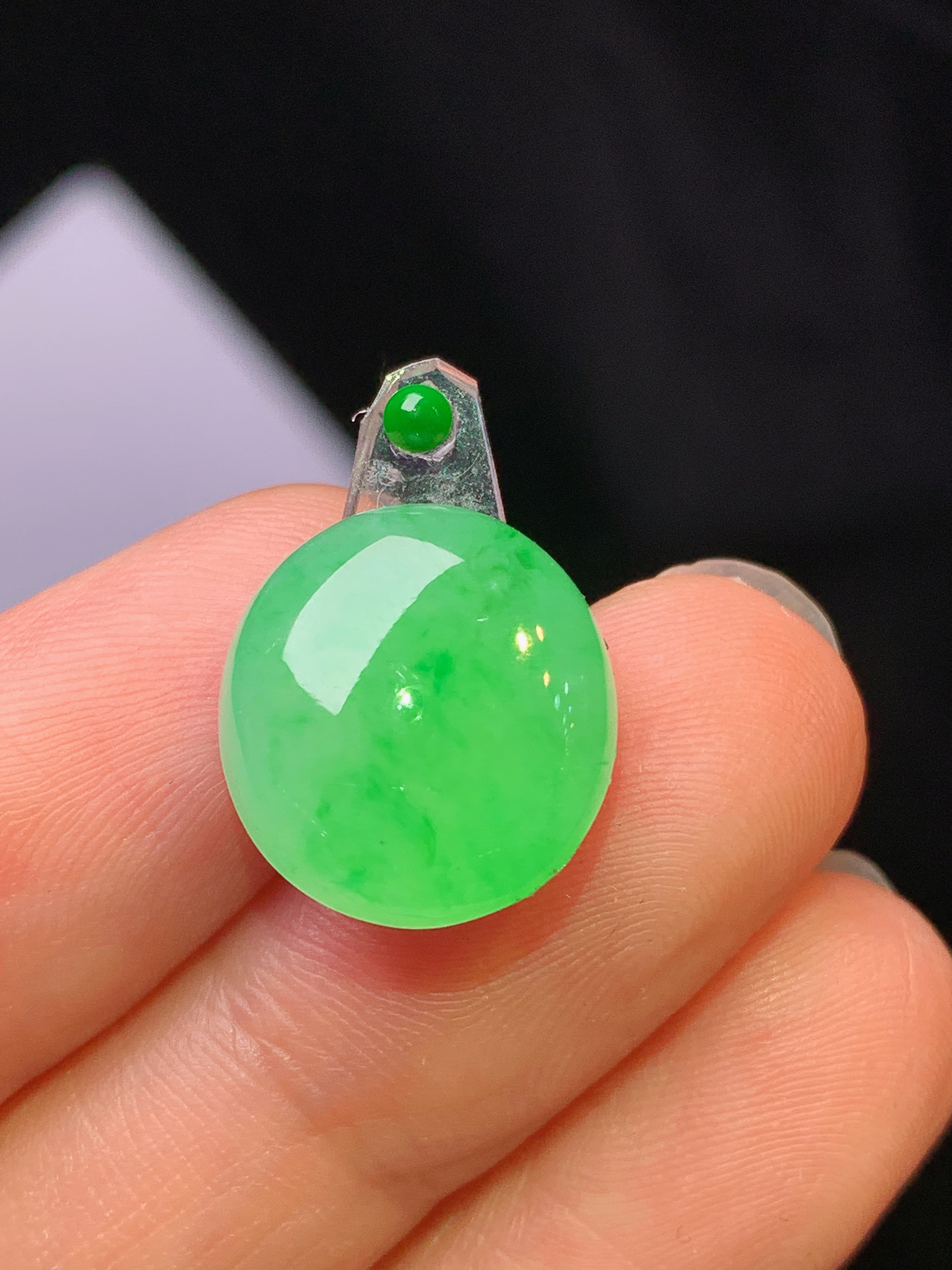 镶嵌款 翠绿蛋面吊坠 玉质细腻 色泽艳丽清新 水润亮眼 整体尺寸14.5*13.2*5.6*2x