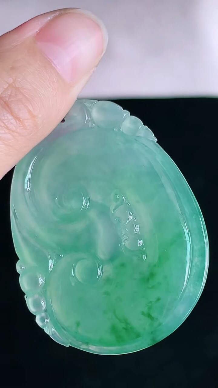 【翡翠名称】老坑种冰绿飘花大如意吊坠挂件
【翡翠尺寸】48/36.4/5mm
【翡翠描述】宝贝种老水足，玉质细腻，色泽靓丽，性价比高，佩戴效果好！
【其它赠送】权威证书/精美挂绳盒子/支持全国复检