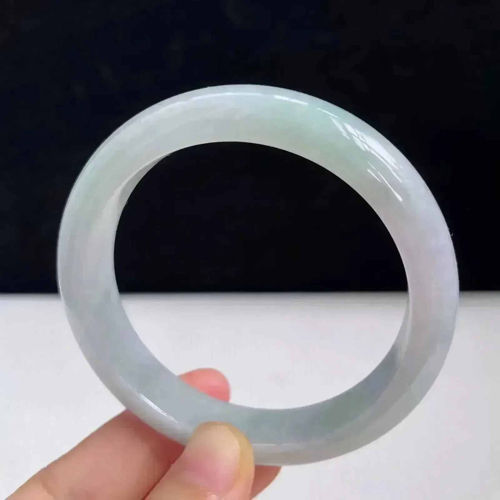 55.5mm自然光拍摄天然翡翠A货好种水正圈手镯 52.02g