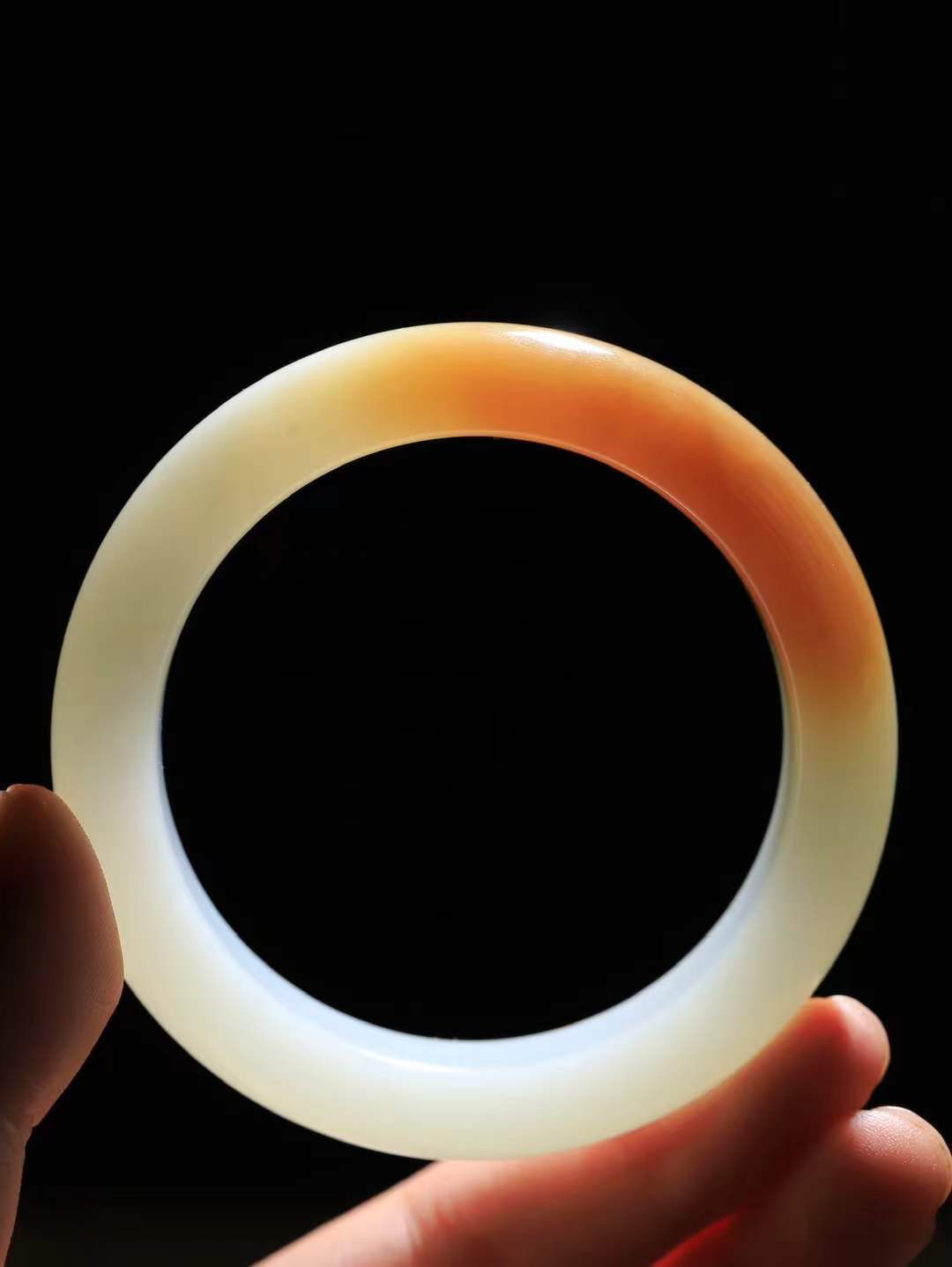 【暖玉生香·手镯】

精品和田玉糖白玉手镯，质地油润细腻，色泽高贵典雅，镯型古朴典雅。在诗情画意的雨巷相遇，你是我腕间的一抹风情，有你眸有深情，清风荡漾湖间静水，我愿俯身低眉，在烟波涟漪处，寻你深情倩影。内径59mm尺寸16.5-10.3mm重89克fDL-18301600