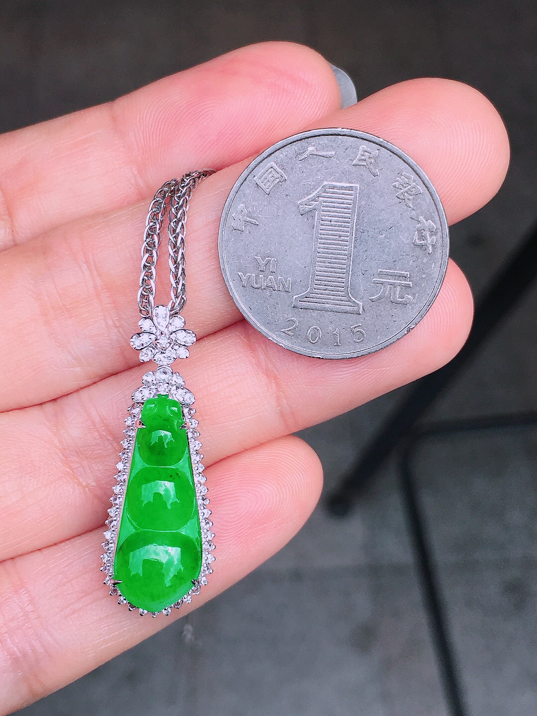 阳绿福豆吊坠，色泽均匀艳丽，玉质细腻，荧光感超
强，饱满圆润，尽显优雅气质，18k
金豪华镶嵌