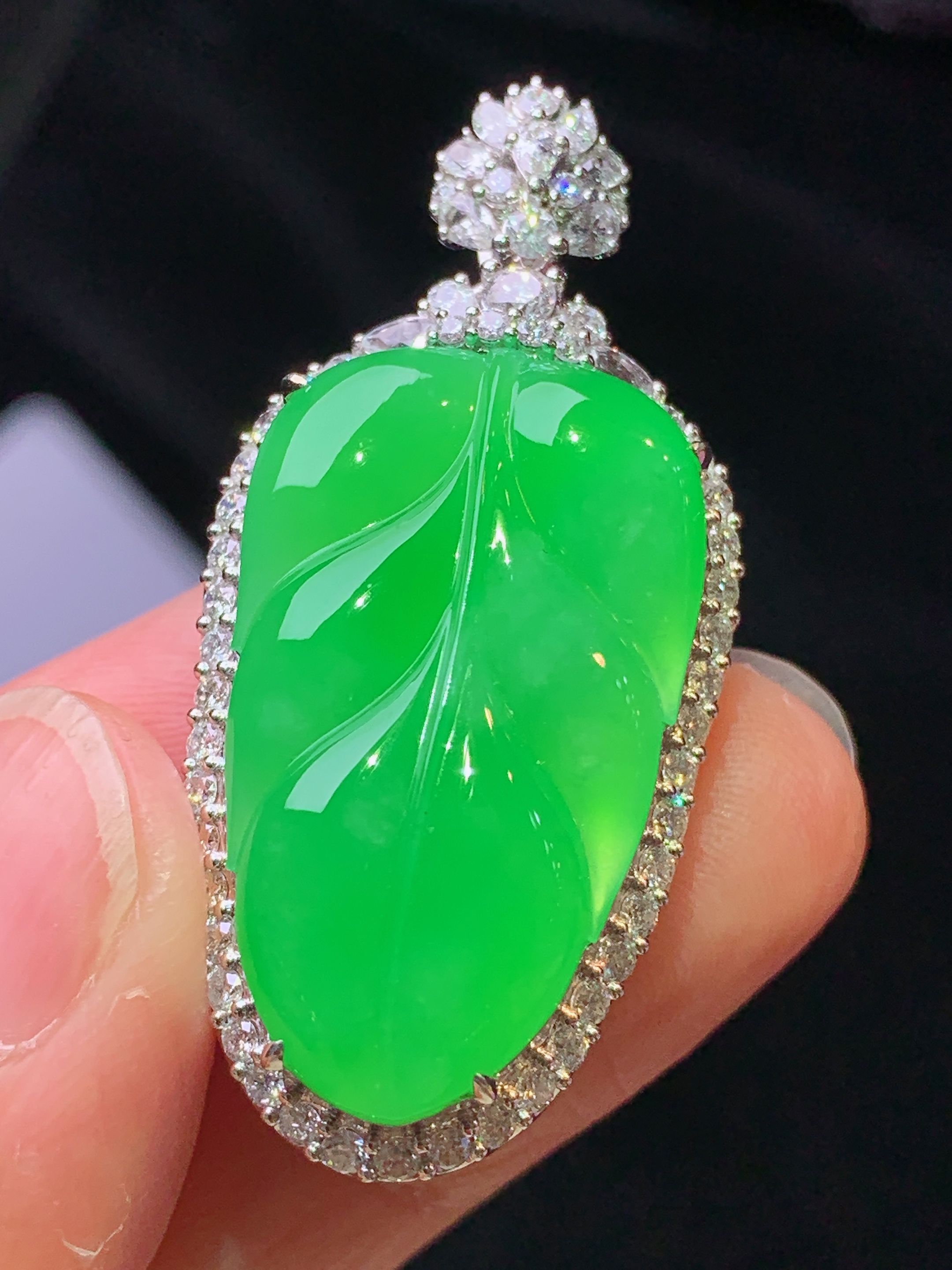 18k金钻镶嵌翠绿树叶吊坠 玉质细腻 色泽艳丽清新 水润亮眼 整体尺寸42.7*20.2*11.3m4