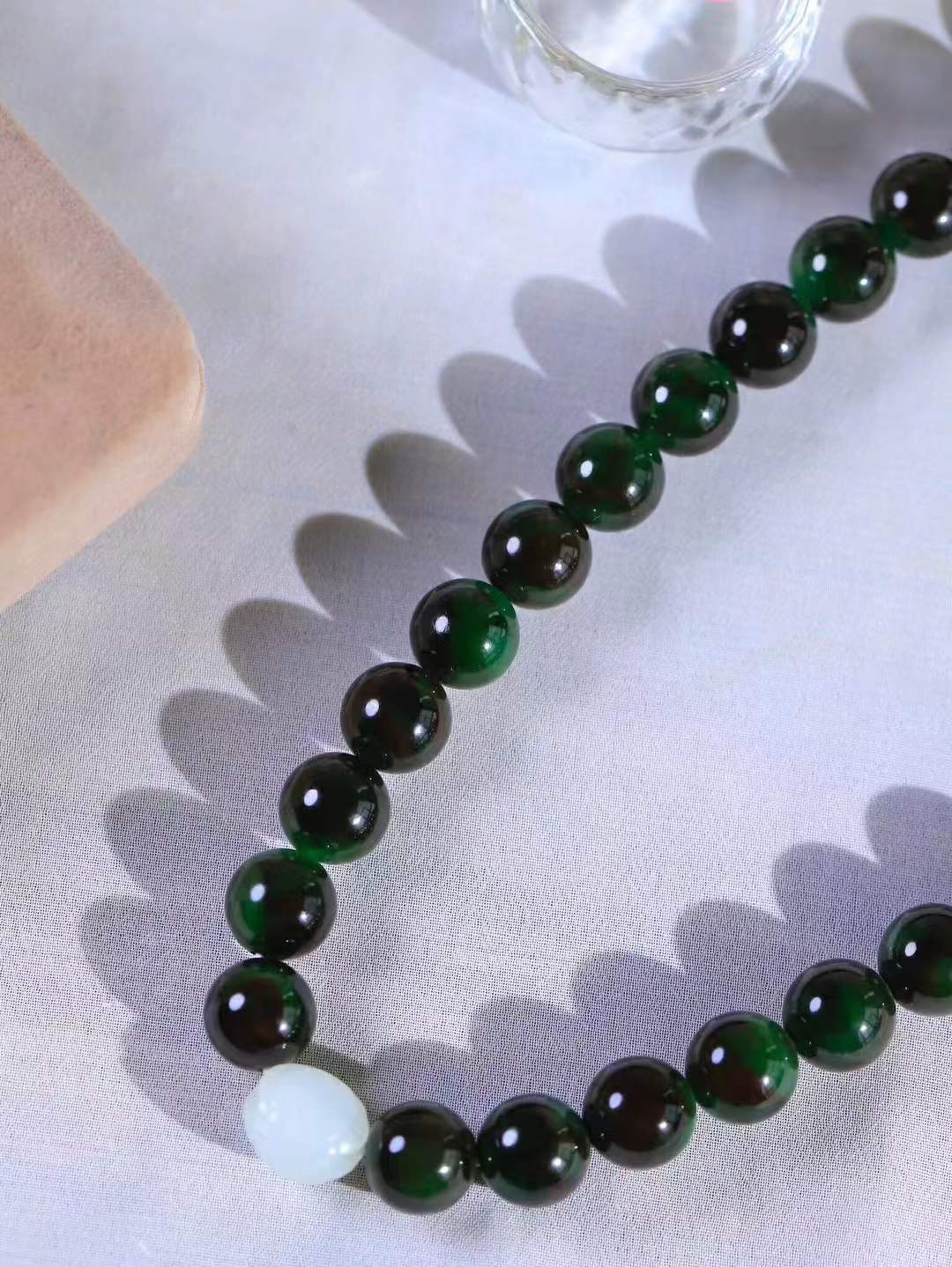 （珠圆玉润.手持)

精品和田玉碧玉圆珠手持 也可多多圈手串，质地温润灵动 有波光潋滟，也有梦幻清韵。行走于市井的喧嚣，相顾不言，便得清欢。重95克 尺寸取一12mm  FDL-11351733