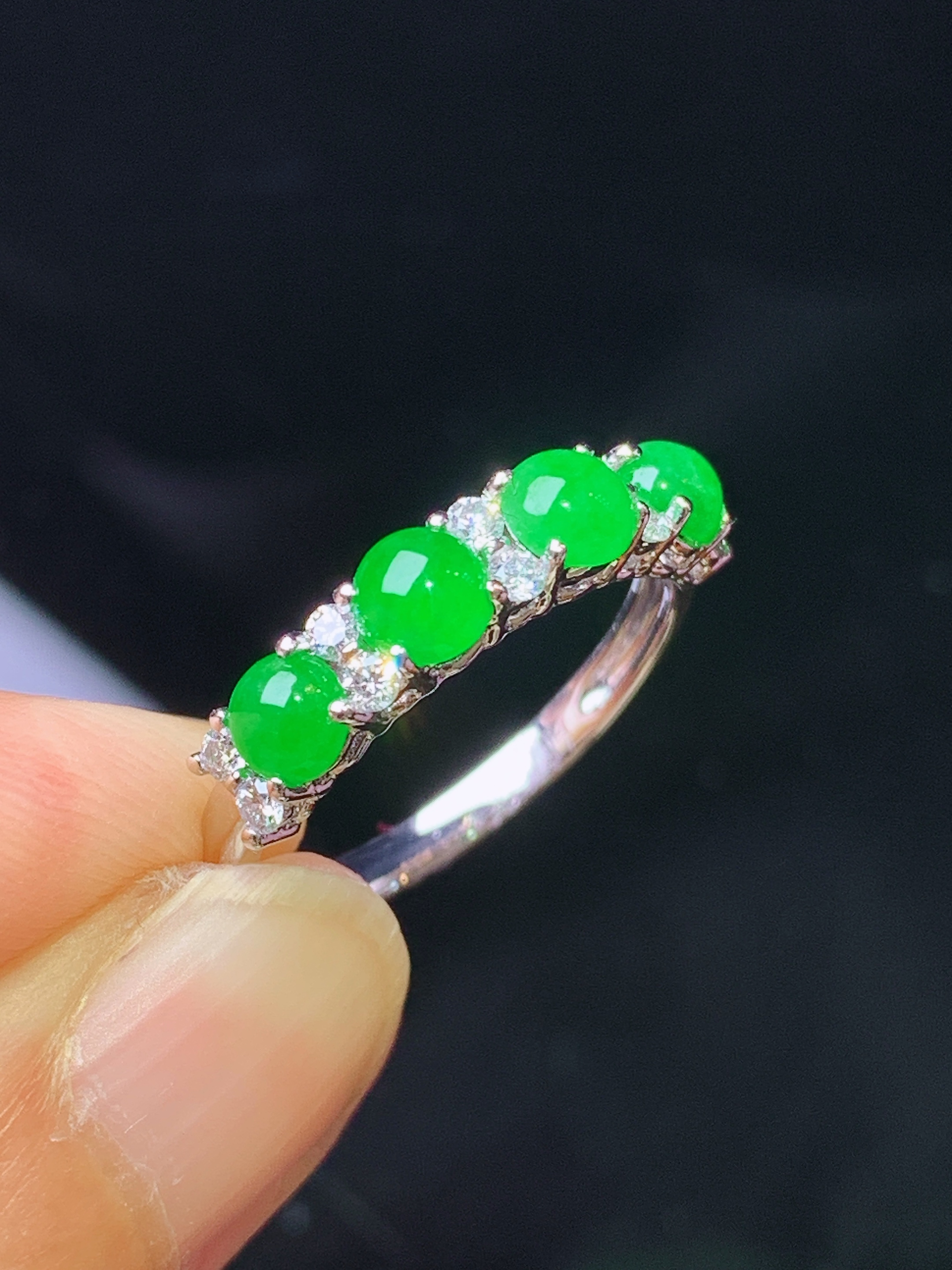 18k金钻镶嵌满绿蛋面戒指 玉质细腻 色泽艳丽清新 水润亮眼 圈口13.5 整体尺寸4*2.2