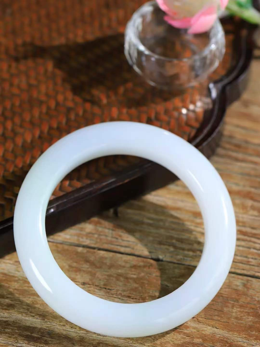 【花样年华·手镯】

精品和田玉白玉飘翠手镯，质地油润细腻，色泽高贵典雅，镯型古朴典雅。在诗情画意的雨巷相遇，你是我腕间的一抹风情，有你眸有深情，清风荡漾湖间静水，我愿俯身低眉，在烟波涟漪处，寻你深情倩影。内径59.5mm尺寸13-11.5mm 重80.5克。fDL-36301688