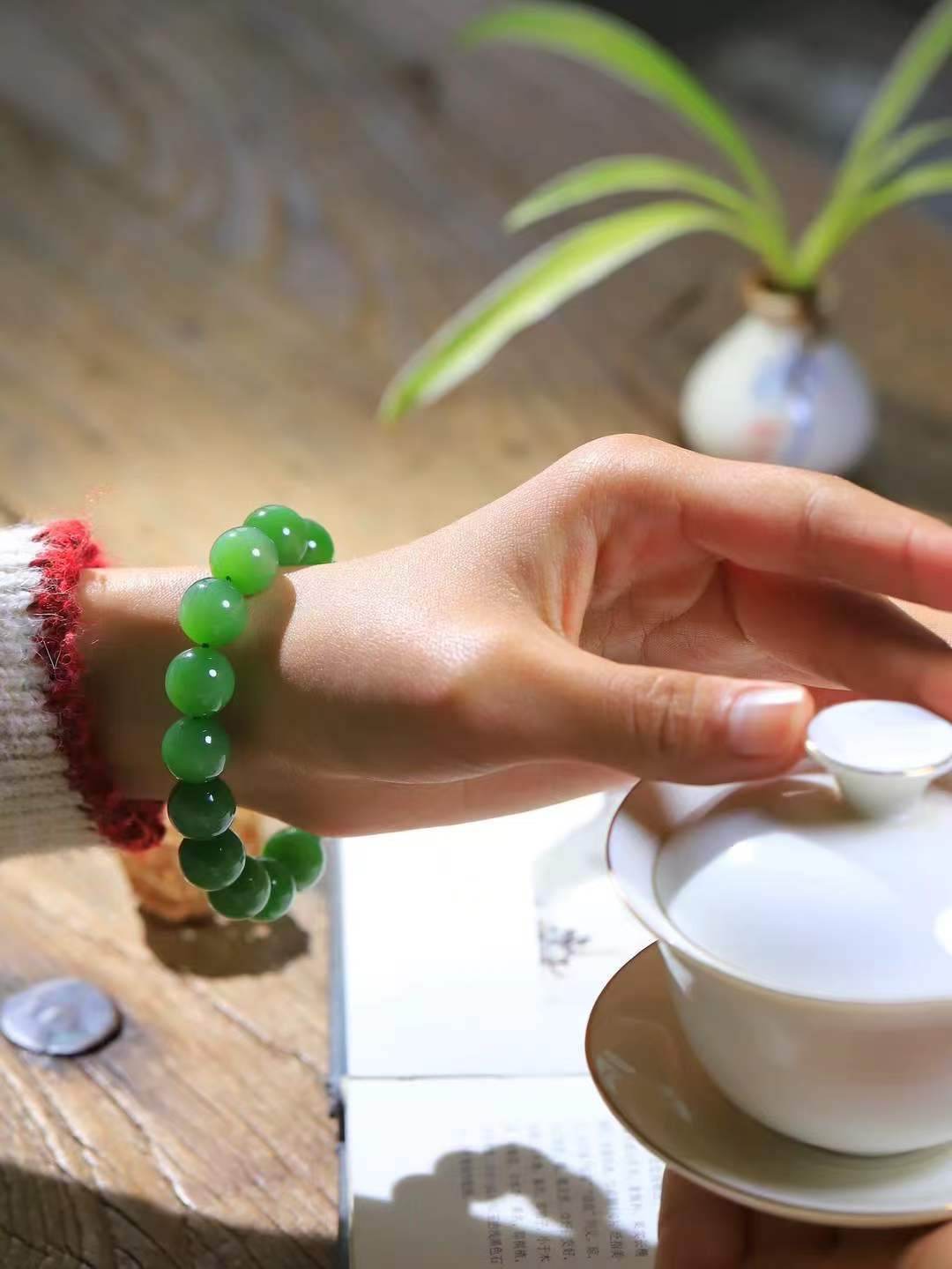 【珠圆玉润.手串】

精品️和田玉碧玉猫眼珠圆玉润手串 玉质温润细腻  整串打磨圆润，佩戴舒适。珠