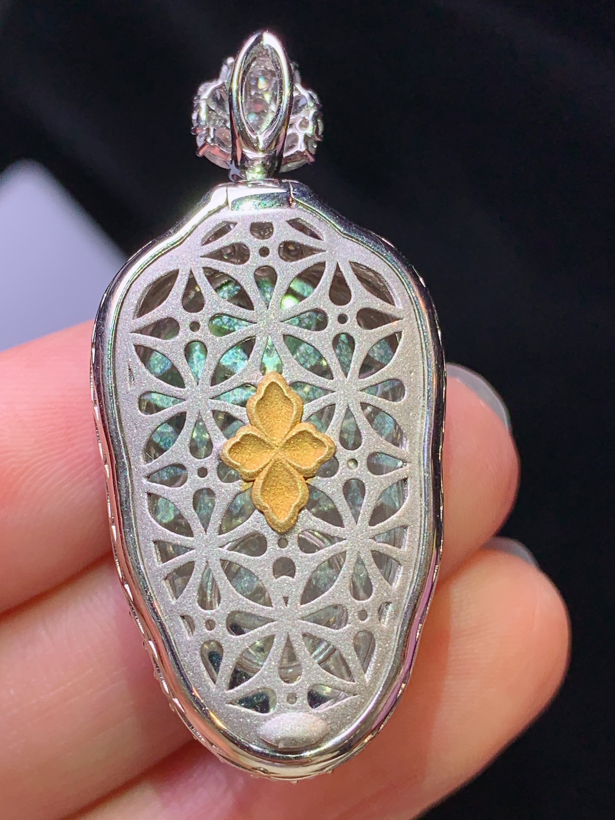 18k金钻镶嵌翠绿树叶吊坠 玉质细腻 色泽艳丽清新 水润亮眼 整体尺寸42.7*20.2*11.3m4