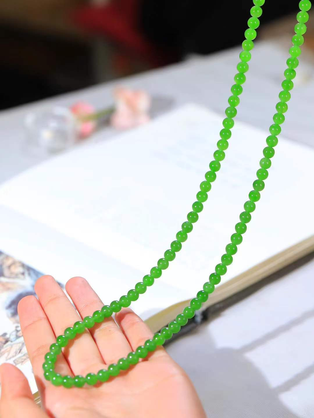 【珠圆玉润.项链】

精品和田玉碧玉珠圆玉润项链 玉质温润细腻  整串打磨圆润，佩戴舒适。珠珠落玉盘