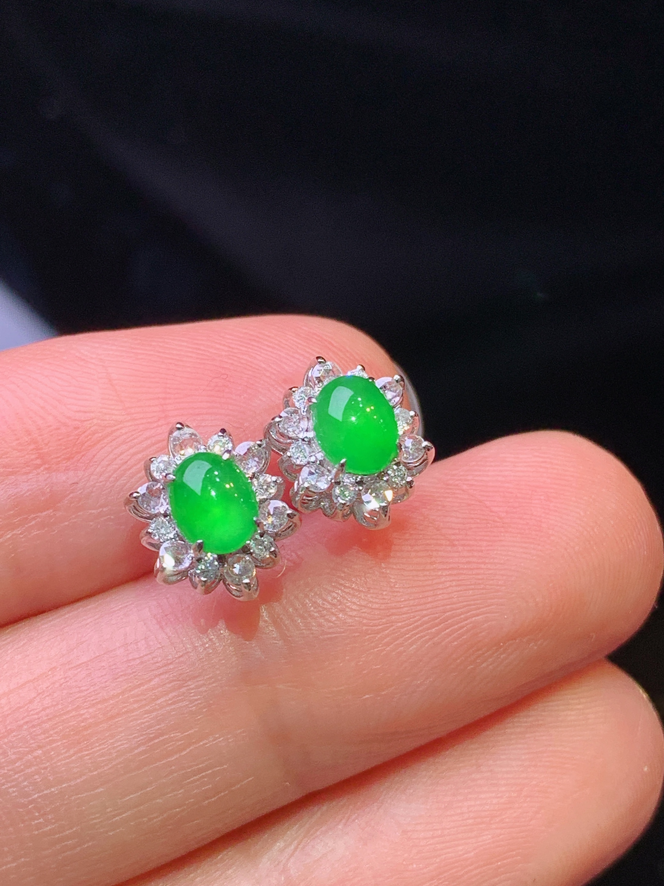 18k金钻镶嵌满绿蛋面耳钉 玉质细腻 色泽艳丽清新 水润亮眼 整体尺寸9.5*7.5*5.8t1