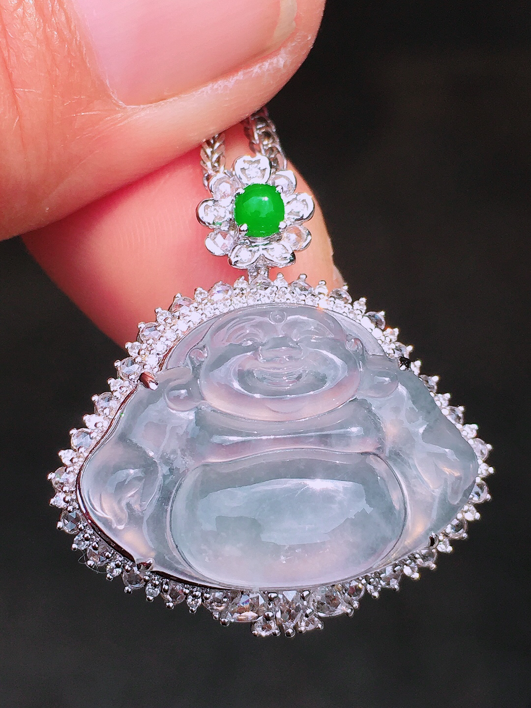 冰种佛公吊坠，玉质细腻，荧光感超
强，饱满圆润，尽显优雅气质，18k
金豪华镶嵌