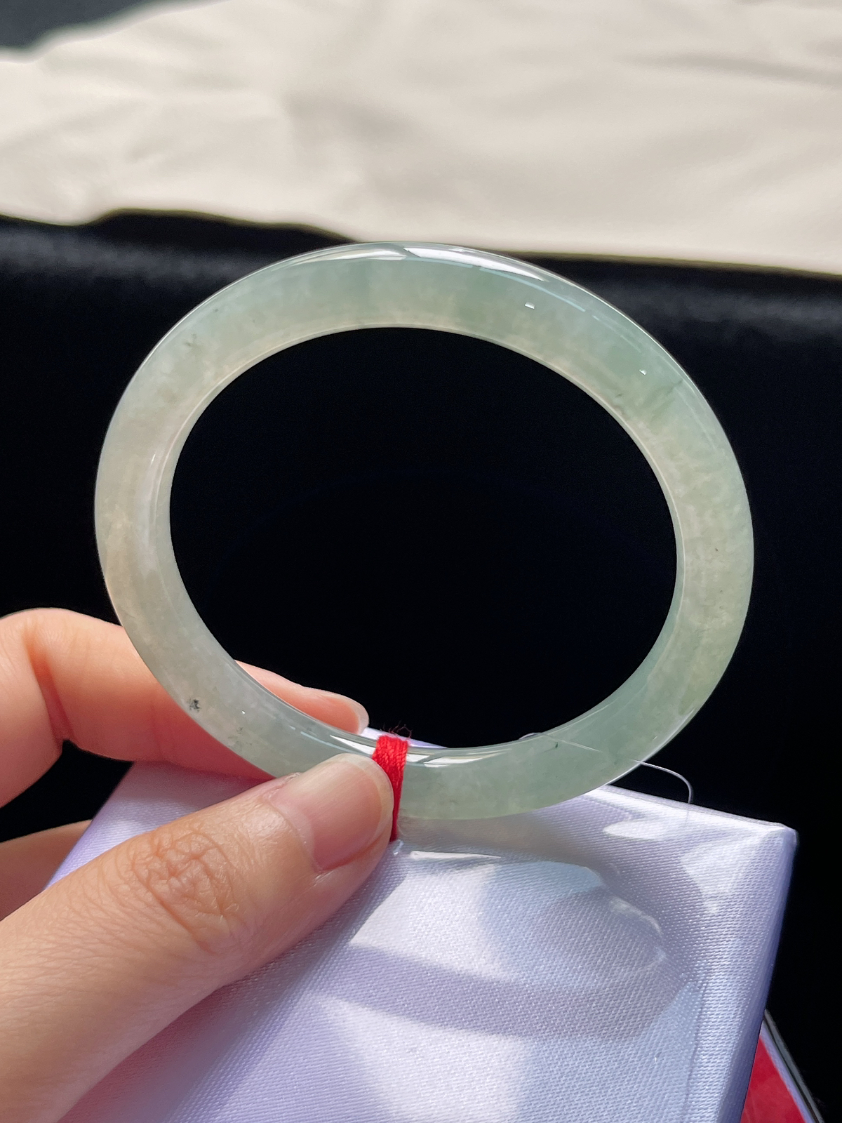 圆镯52.3圈口，翡翠冰糯种淡绿色手镯