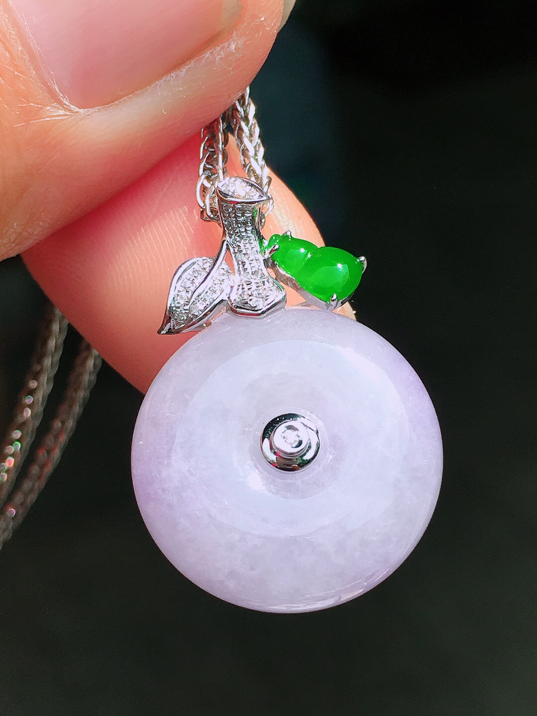 淡紫罗兰平安扣吊坠，色泽均匀艳丽，玉质细腻，荧光感超
强，饱满圆润，尽显优雅气质，18k
金豪华镶嵌