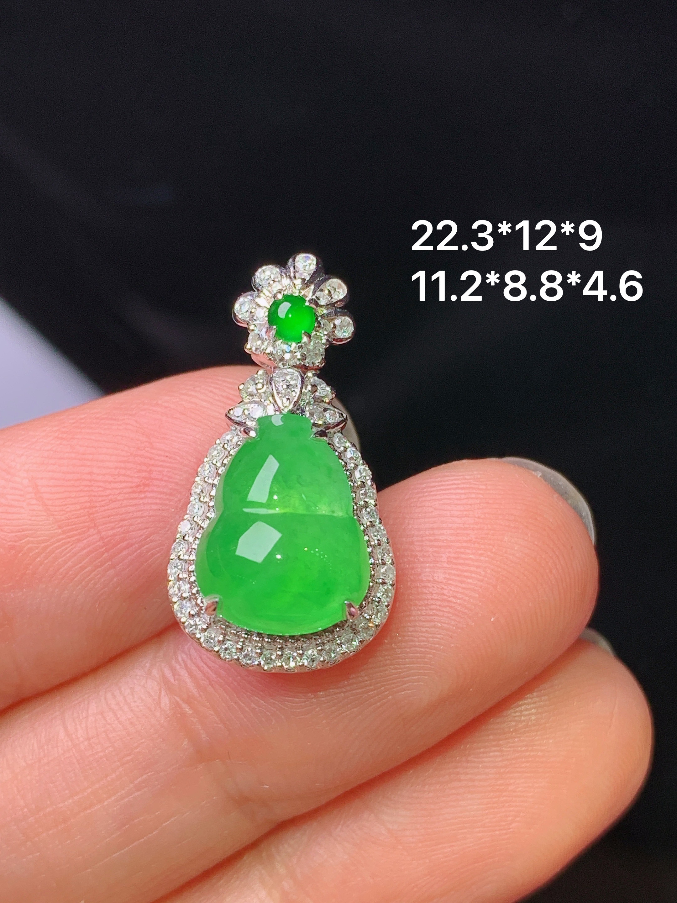 18k金钻镶嵌翠绿葫芦吊坠 玉质细腻 色泽艳丽清新 水润亮眼 整体尺寸22.3*12*9h1