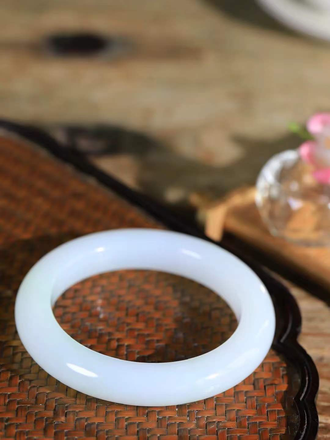 【花样年华·手镯】

精品和田玉白玉飘翠手镯，质地油润细腻，色泽高贵典雅，镯型古朴典雅。在诗情画意