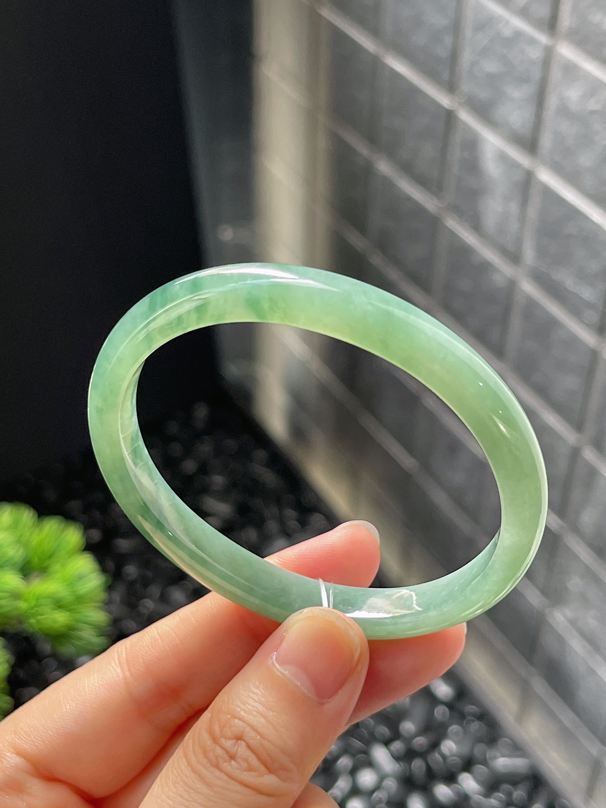 贵妃镯55.1圈口，翡翠糯化种飘绿手镯