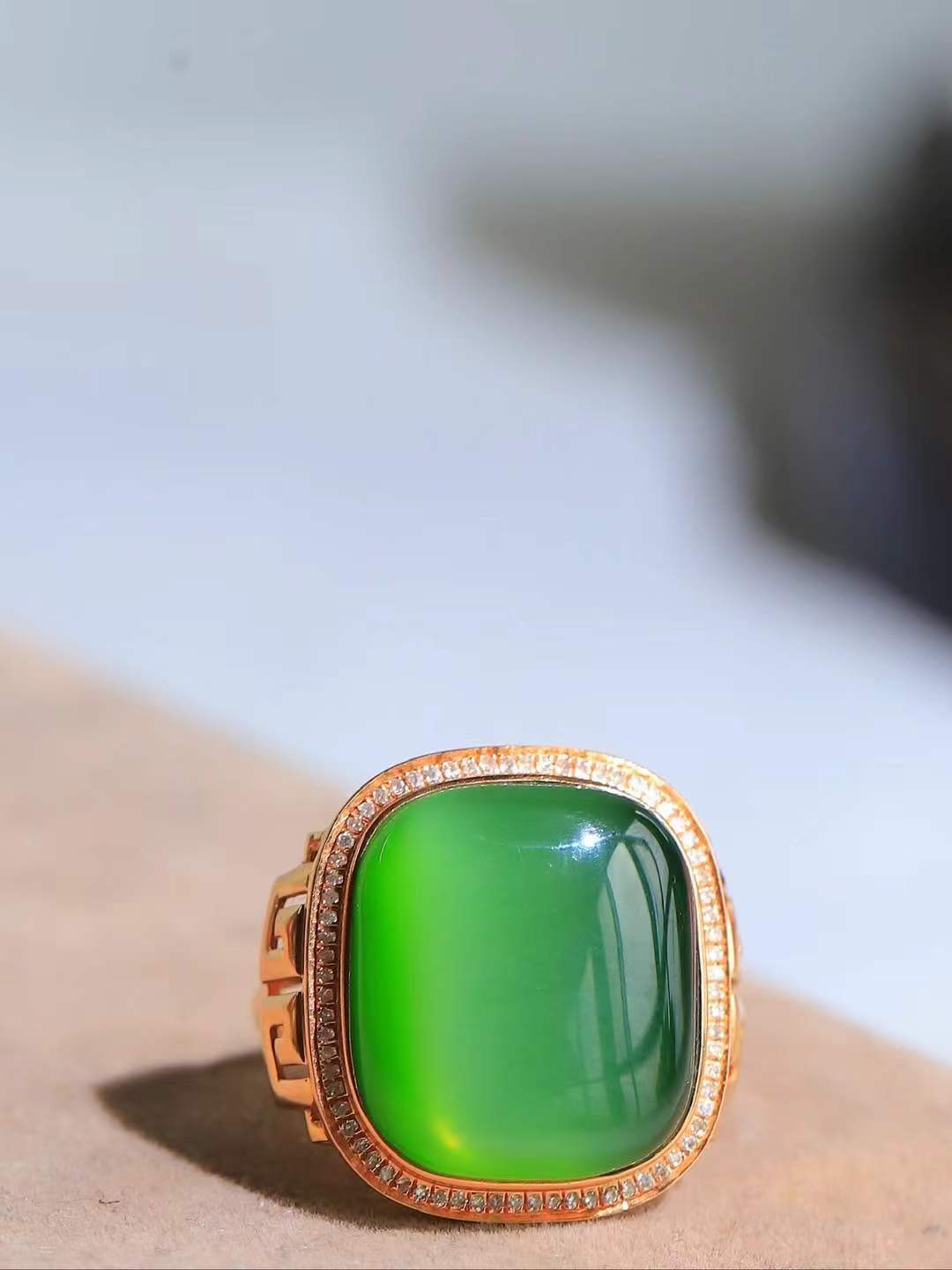 【金镶玉.戒指】

精品和田玉碧玉猫眼18k金戒指 玉质细腻温润 油性十足 ，不论时光如何流转变化，