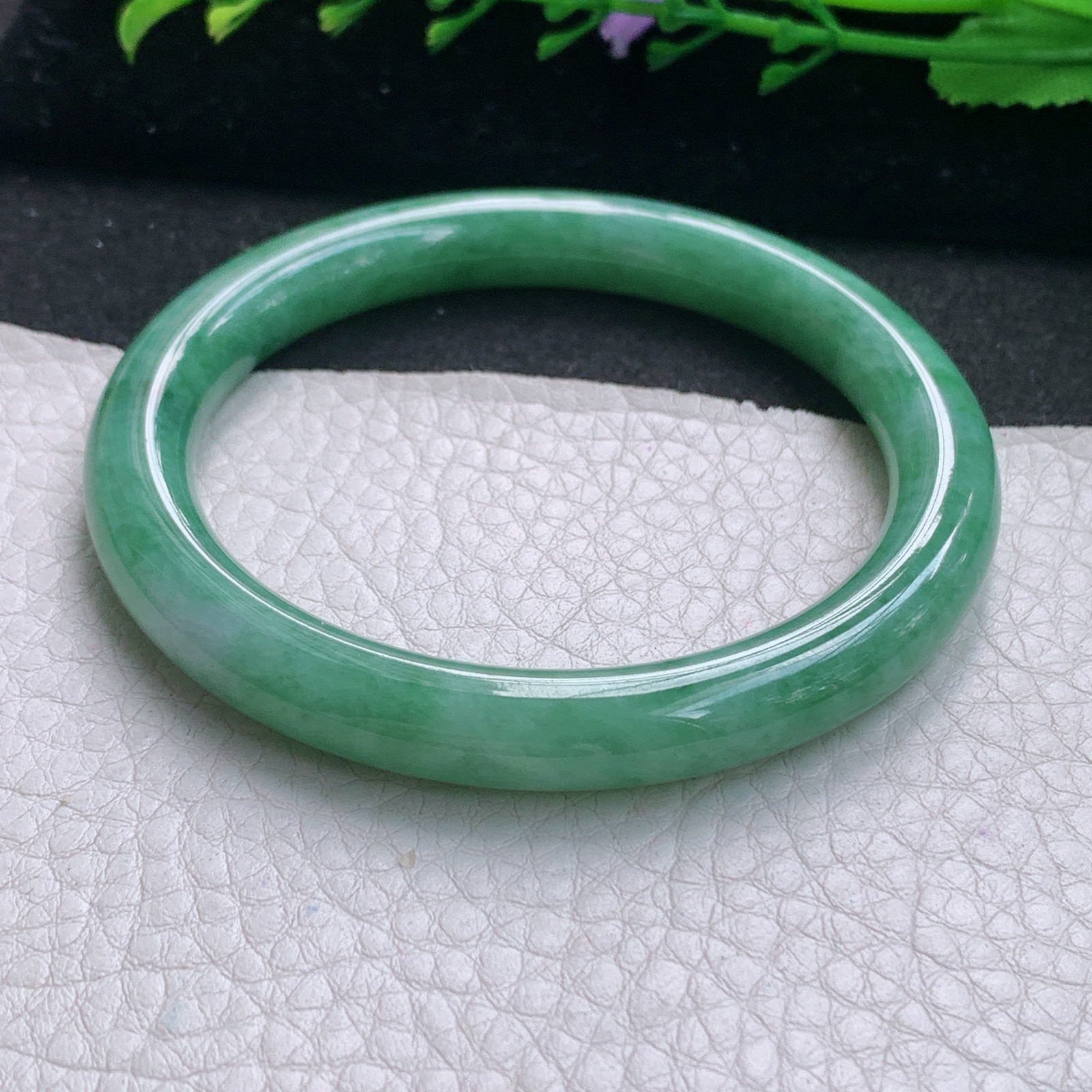 n实拍56*8.6美人镯 缅甸翡翠A货玉手镯精美满绿圆条玉手环