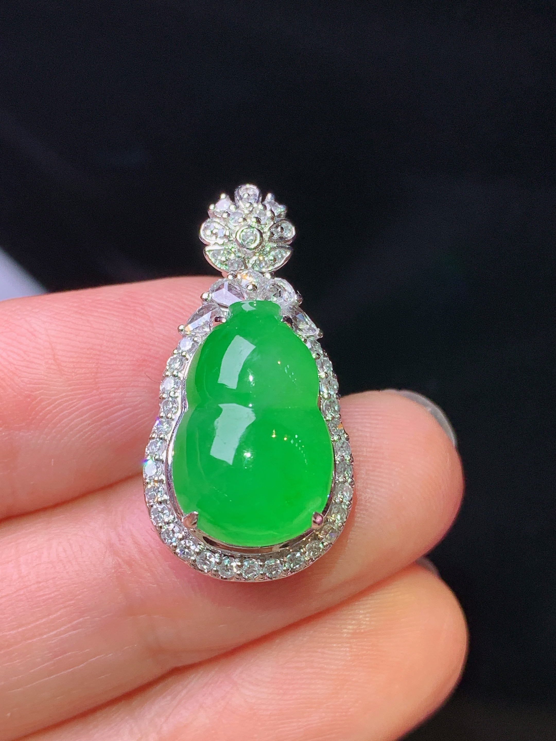 18k金钻镶嵌满绿葫芦吊坠 玉质细腻 色泽艳丽清新 水润亮眼 整体尺寸26.2*13.3*11.5h1