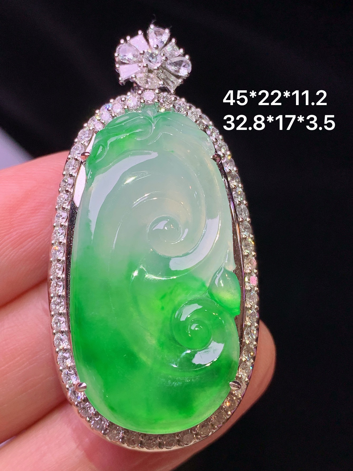 18k金钻镶嵌翠绿如意吊坠 玉质细腻 色泽艳丽清新 水润亮眼 整体尺寸45*22*11.2m4